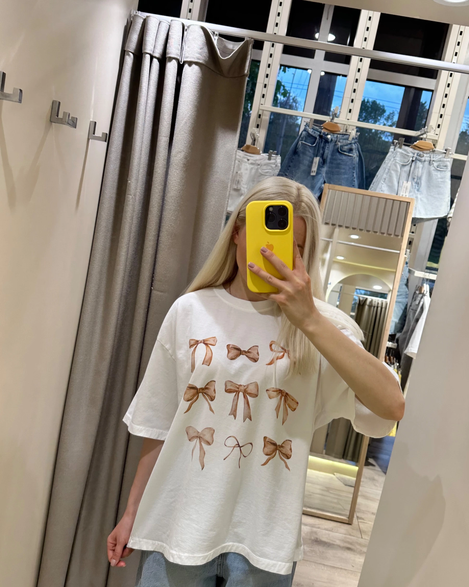 Біла oversize футболка з принтом бантиків - зображення 2