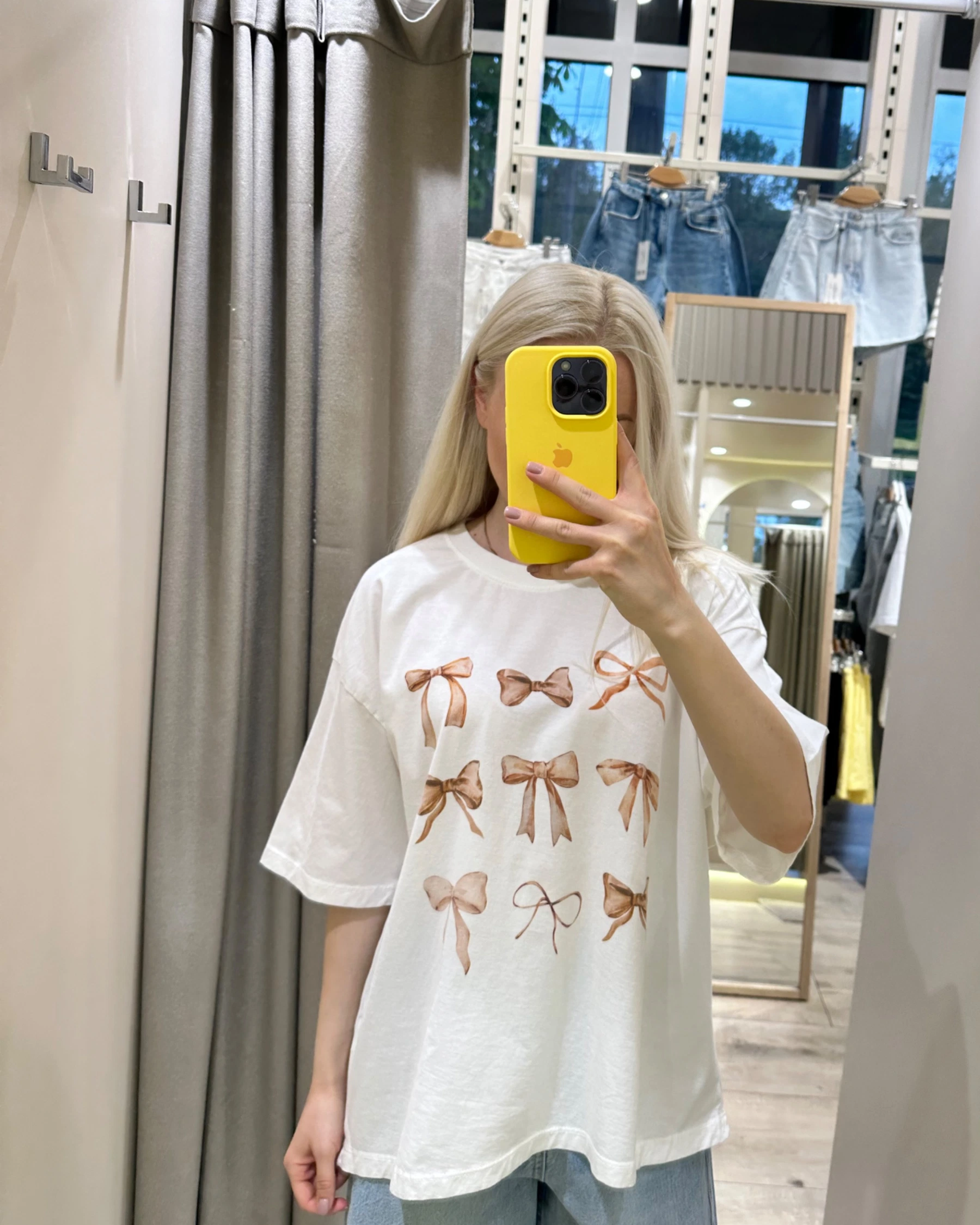 Біла oversize футболка з принтом бантиків